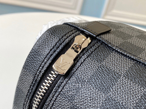 l0*is V*t0n toiletry pouch