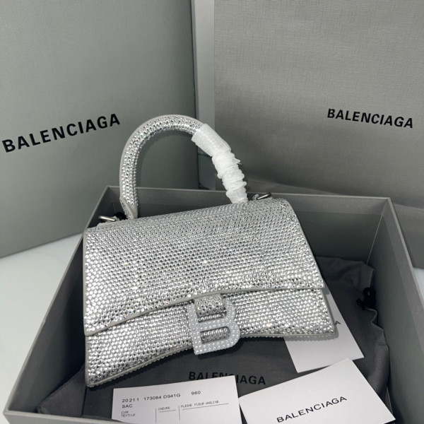 Ba*len*cia*ga hourglass