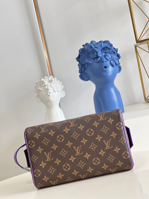 l0*is V*t0n dopp kit toilet pouch