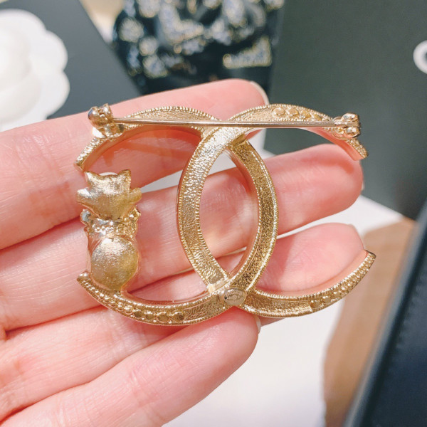 CL BROOCH