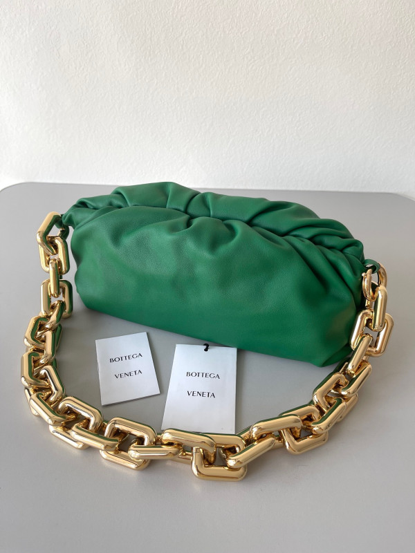 bo*te*ga Ve*ne*ta the chain pouch