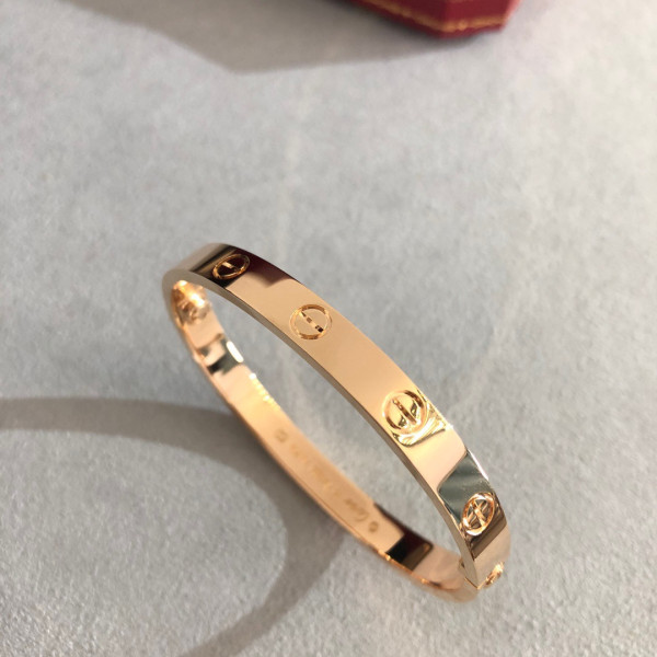 Ca*t*er  bracelet