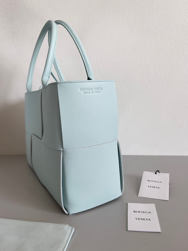 bo*te*ga Ve*ne*ta arco medium tote