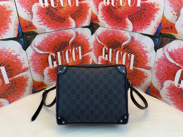 G*u*i gg shoulder bag with leather details