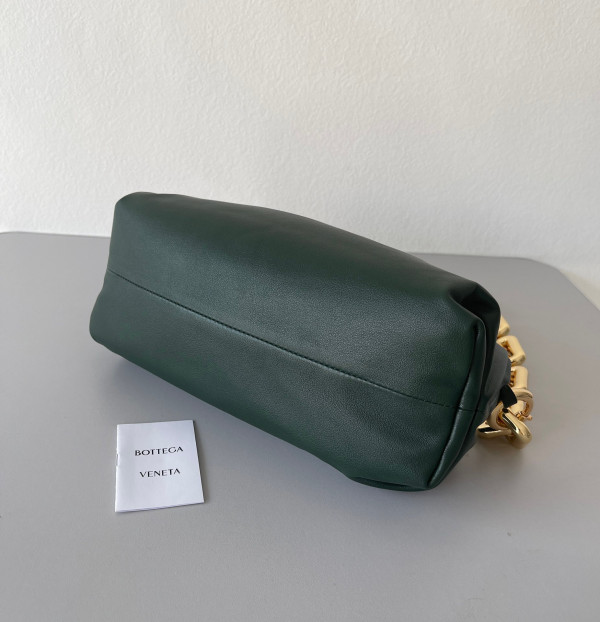 bo*te*ga Ve*ne*ta the chain pouch