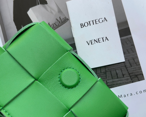 bo*te*ga Ve*ne*ta candy mini cassette-12*8*4cm