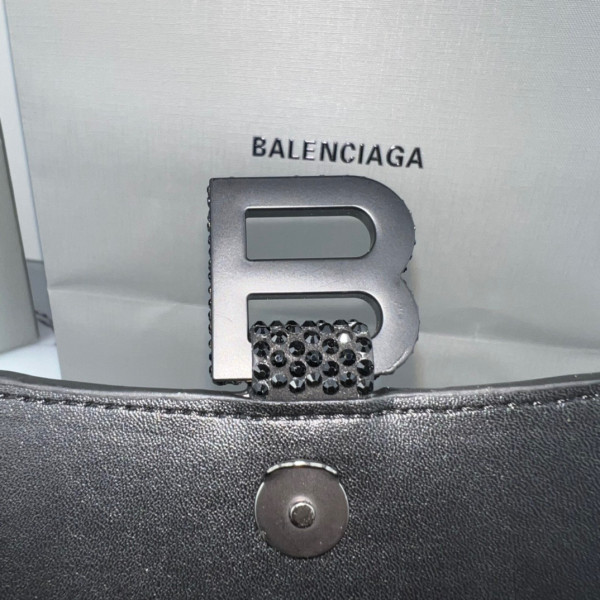 Ba*len*cia*ga hourglass