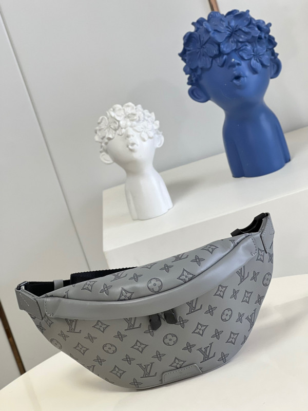l0*is V*t0n discovery bumbag