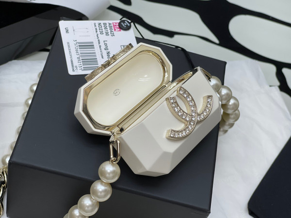 CL AIRPODS CASE PRO NECKLACE