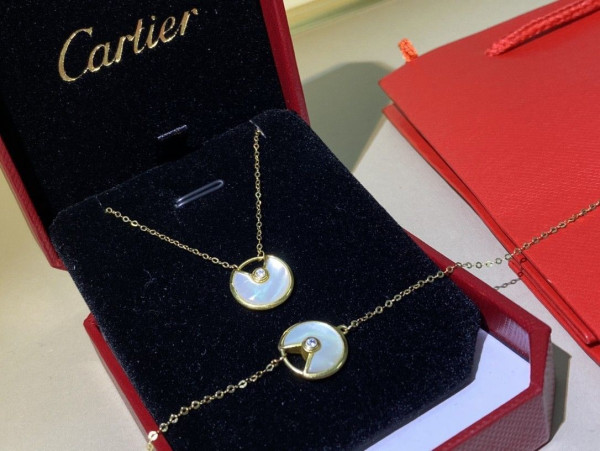 Ca*t*er amulet necklace