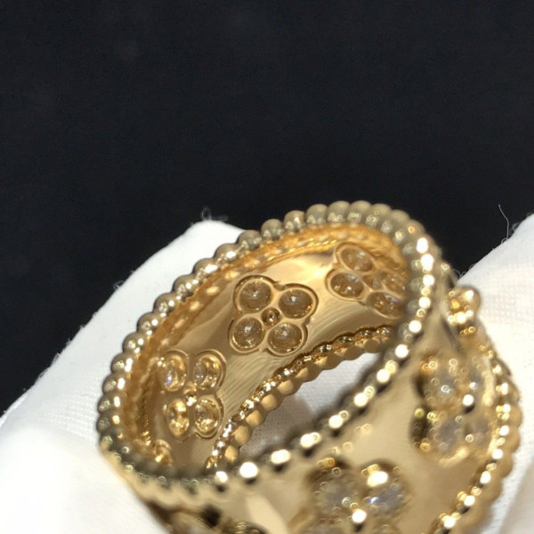 V*N CL*F & arpels perlée clovers ring
