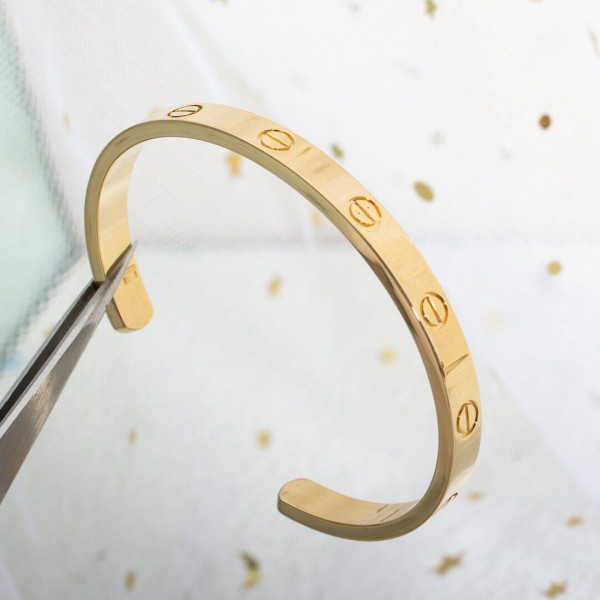 Ca*t*er  bracelet