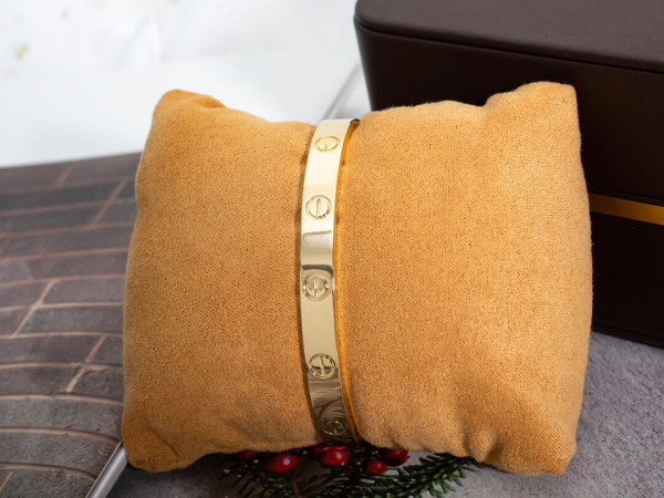 Ca*t*er  bracelet