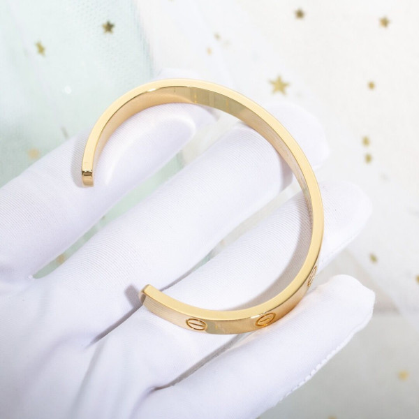 Ca*t*er  bracelet