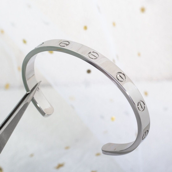 Ca*t*er  bracelet
