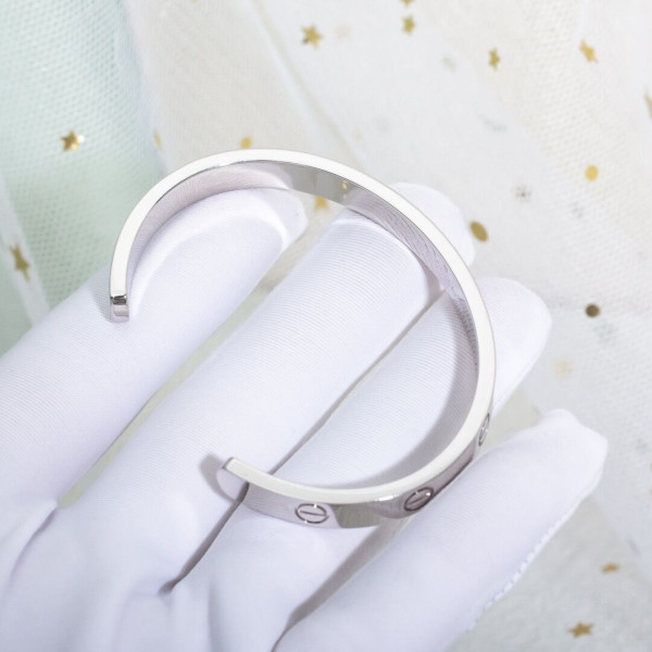 Ca*t*er  bracelet