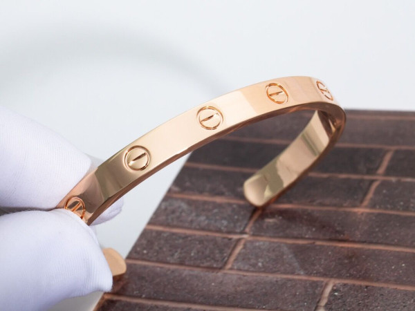 Ca*t*er  bracelet