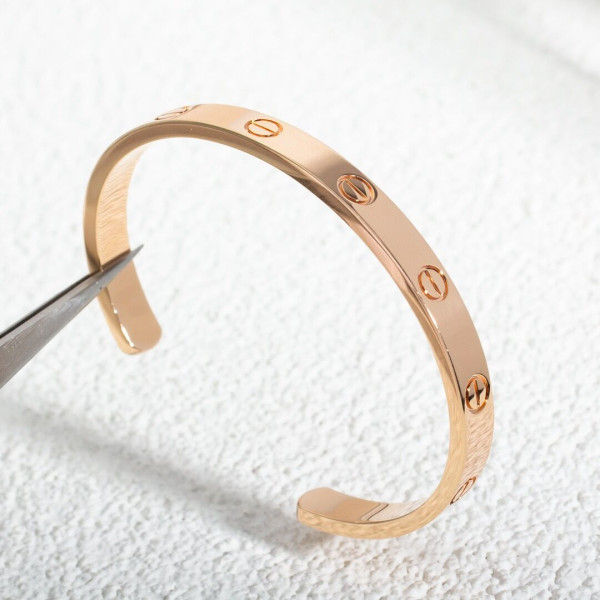 Ca*t*er  bracelet