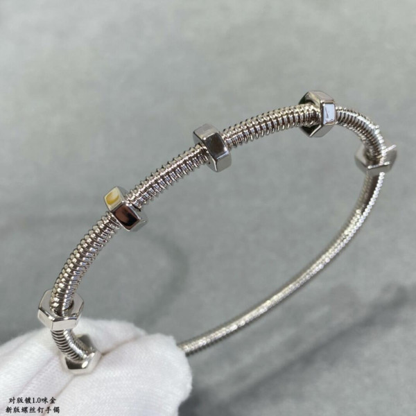 Ca*t*er  bracelet