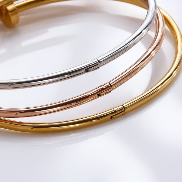 Ca*t*er  bracelet