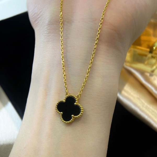 V*N CL*F & arpels perlée necklace