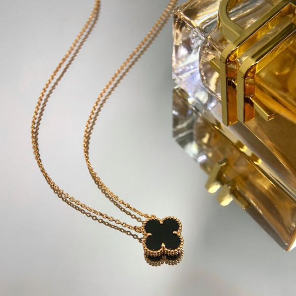V*N CL*F & arpels perlée necklace