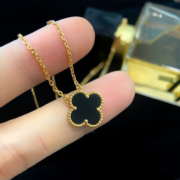 V*N CL*F & arpels perlée necklace