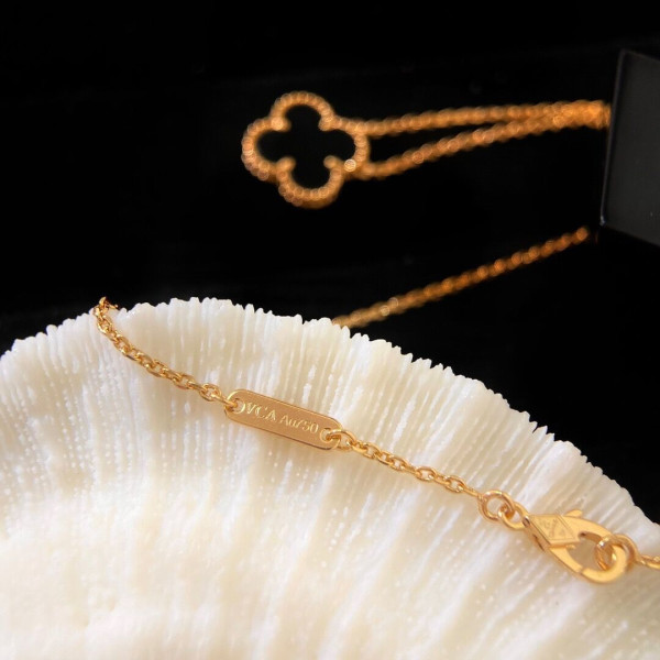 V*N CL*F & arpels perlée necklace