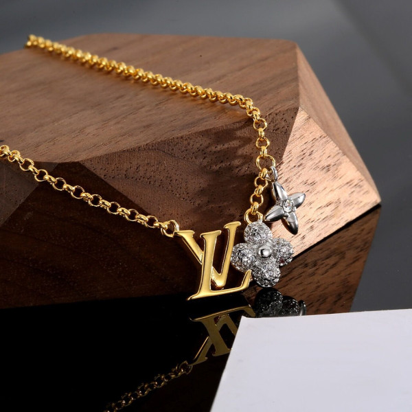 l0*is V*t0n necklace