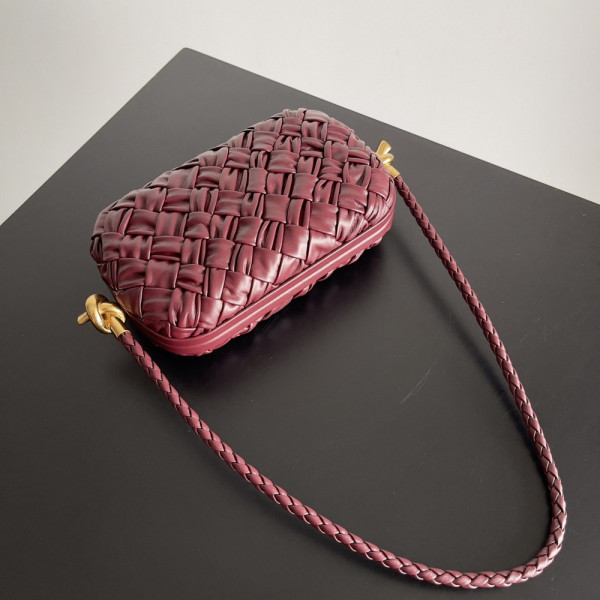 bo*te*ga Ve*ne*ta knot minaudiere on strap