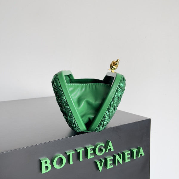 bo*te*ga Ve*ne*ta knot minaudiere