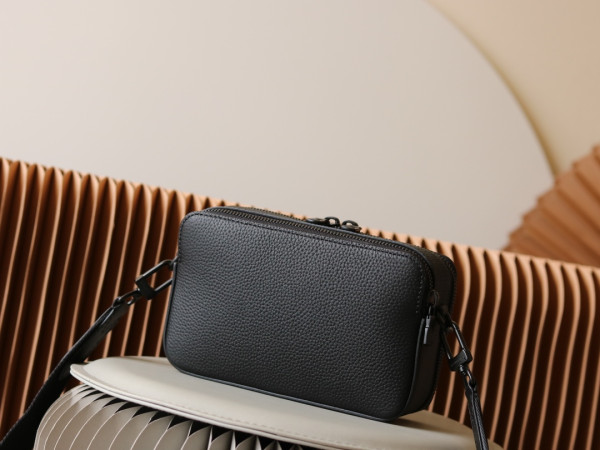 l0*is V*t0n alpha wearable wallet