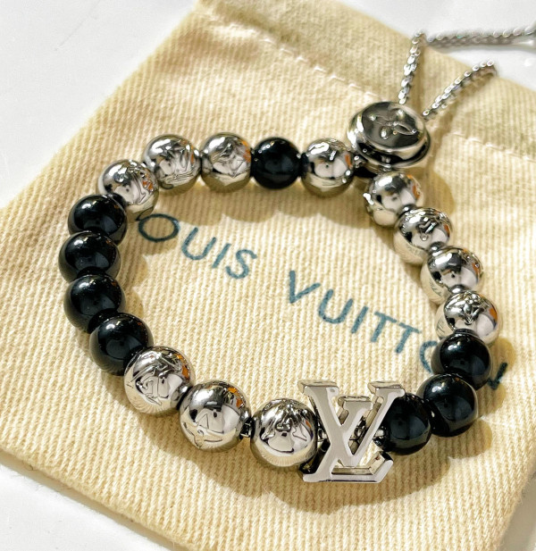 l0*is V*t0n bracelet