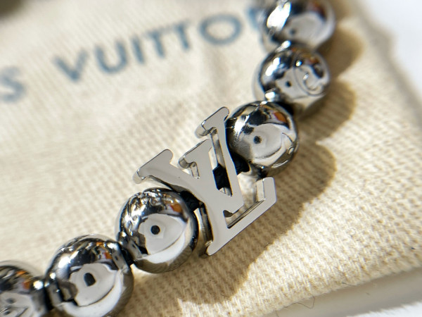 l0*is V*t0n bracelet