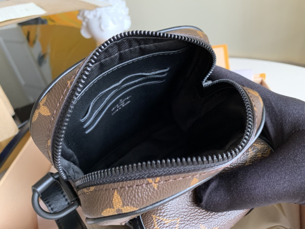 l0*is V*t0n christopher wearable wallet