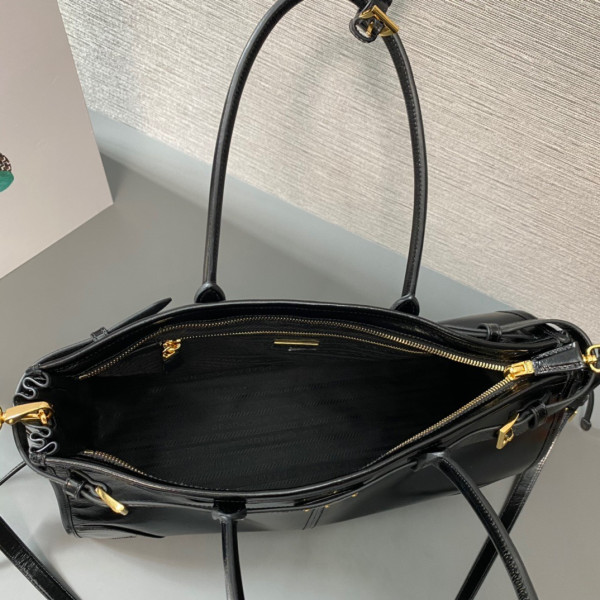 Pra*a large leather handbag