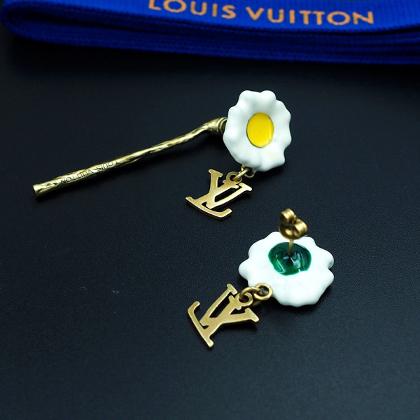 l0*is V*t0n earrings