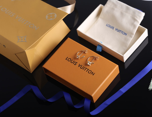 l0*is V*t0n earrings