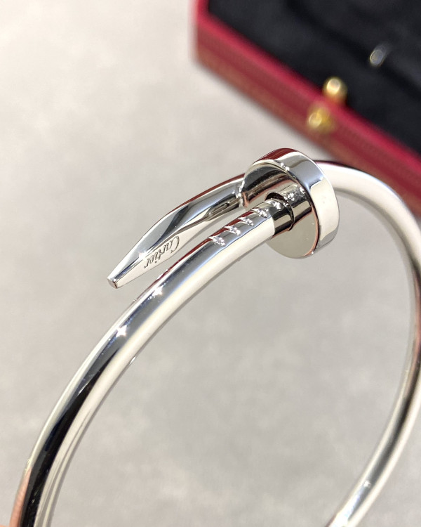Ca*t*er  bracelet