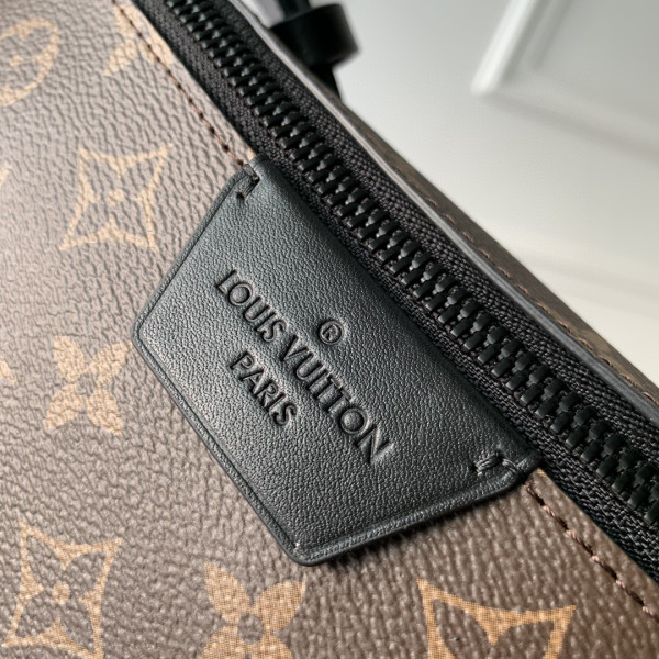l0*is V*t0n moon crossbody