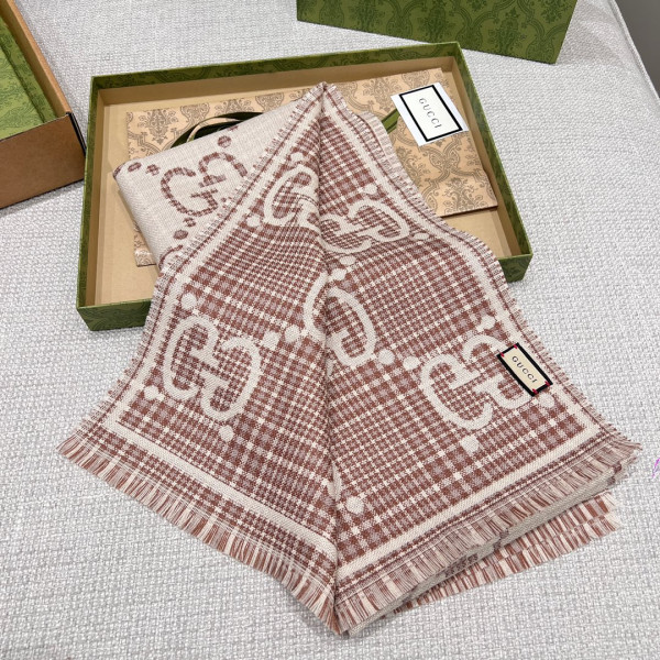 G*u*i scarf