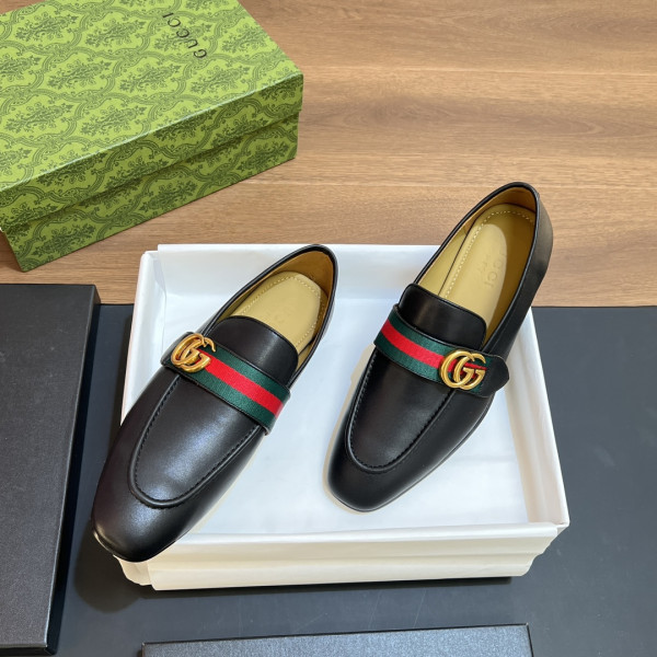 G*u*i men loafer