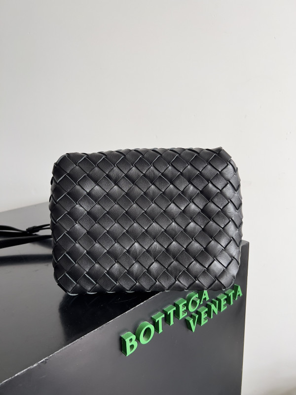 bo*te*ga Ve*ne*ta andiamo parachute small shoulder bag