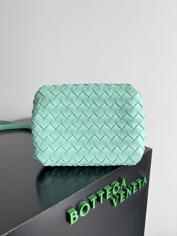 bo*te*ga Ve*ne*ta andiamo parachute small shoulder bag