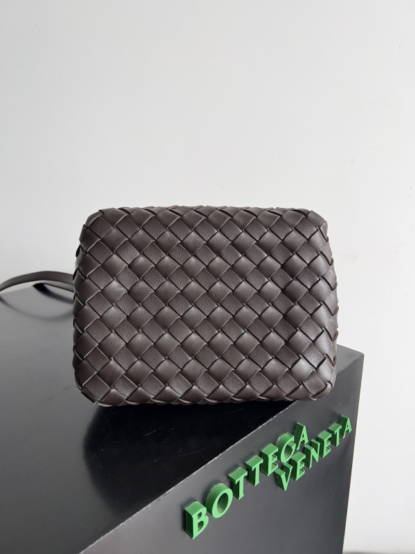 bo*te*ga Ve*ne*ta andiamo parachute small shoulder bag