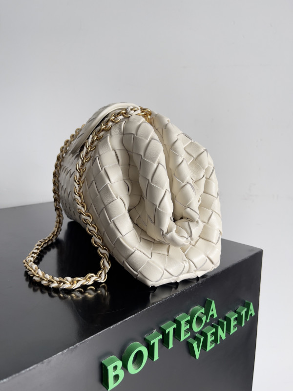 bo*te*ga Ve*ne*ta teen lauren 1980 with chain