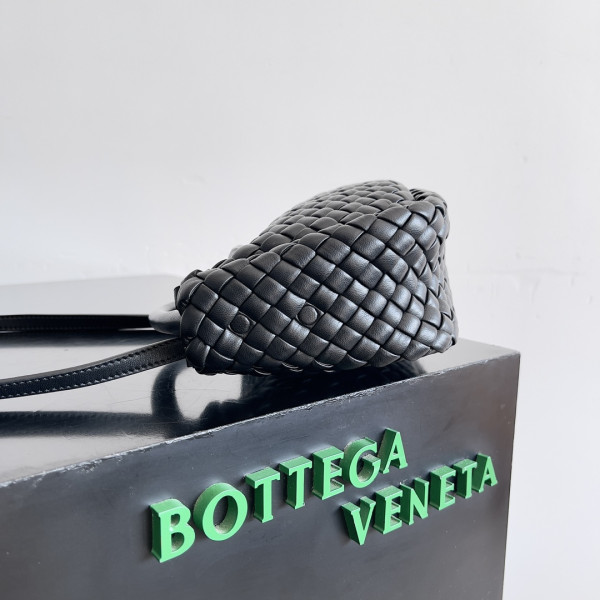 bo*te*ga Ve*ne*ta mini cobble top handle