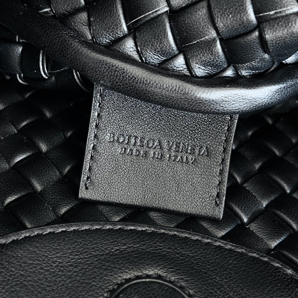 bo*te*ga Ve*ne*ta mini cobble top handle