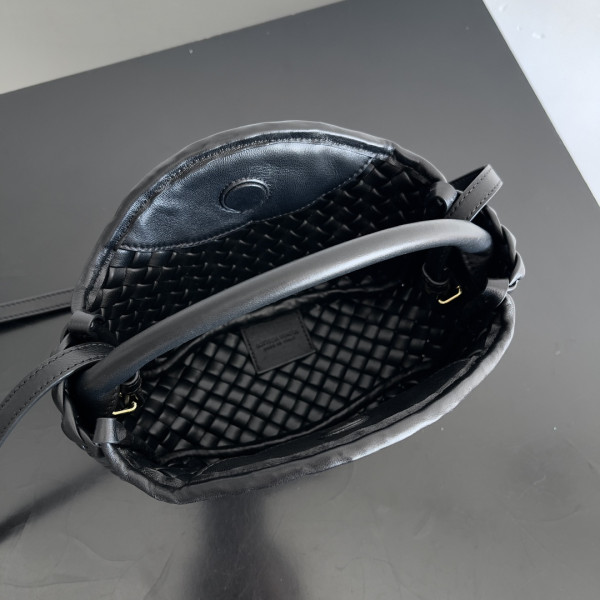 bo*te*ga Ve*ne*ta mini cobble top handle