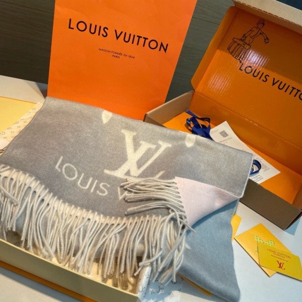 l0*is V*t0n scarf